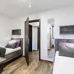 Apinelo Hostel & Apartments