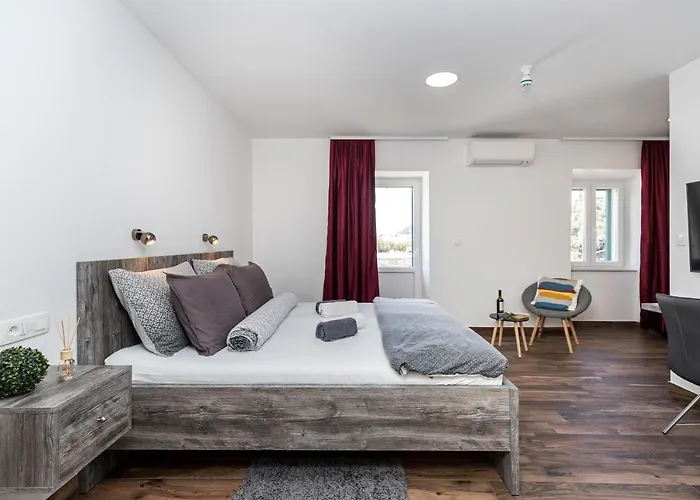 Apinelo Hostel & Apartments